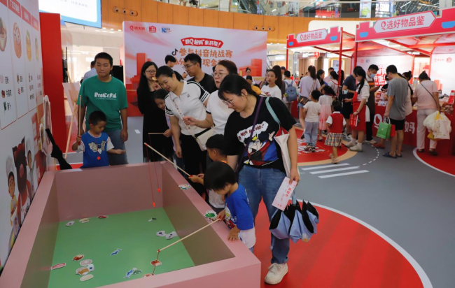 消费者在“Q选鲜品食材”活动区参与广州特色食材的搭配互动游戏